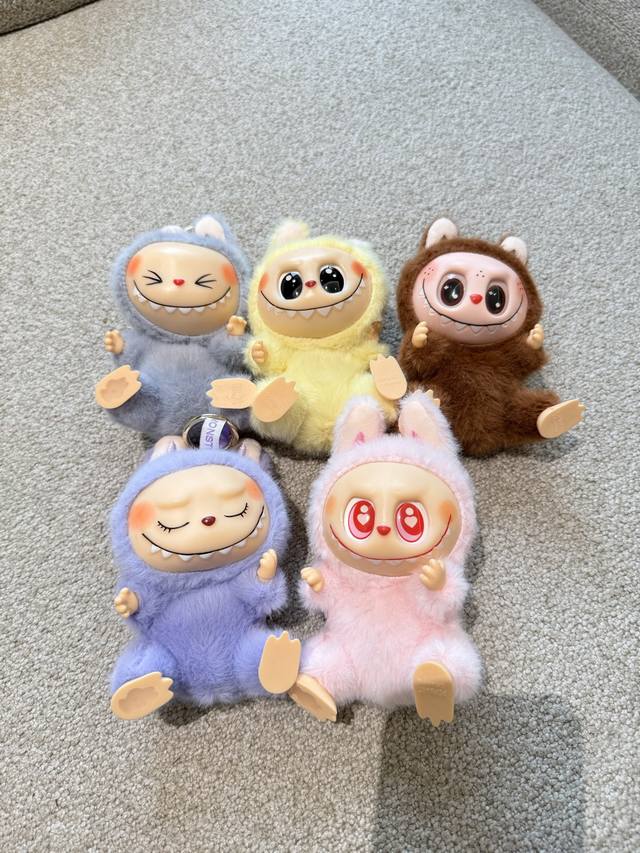 1：1复刻版 Labubu挂件 端盒也有重复！！ 正品一致盲盒形式颜色随机不退换 终于知道拉布布为什么这么火了 拉布布 Labubu 爆火背后的秘密:从小众潮玩