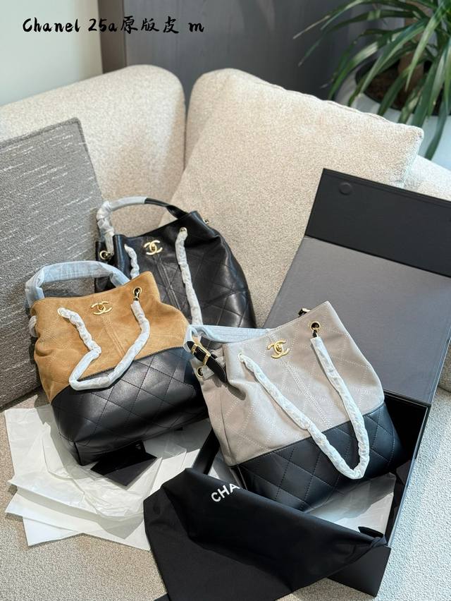 Chanel25A竖版麂皮托特 这只包看起来越来越喜欢 竖版的更适合手提纯皮真的越看越耐看 尺寸33X29X11Cm 复古风满满还可以搭配小挂件换个风格 配盒子