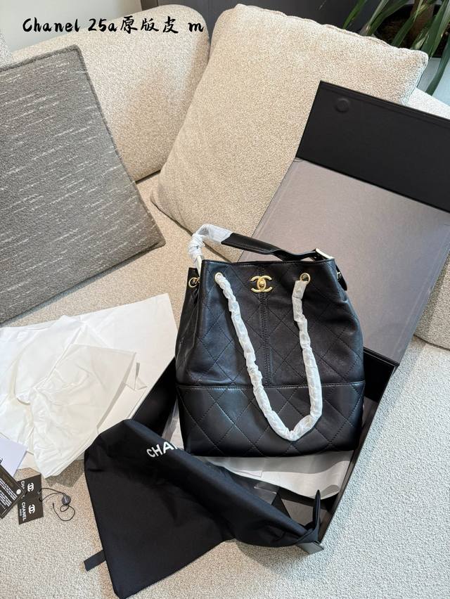 Chanel25A竖版纯皮托特 这只包看起来越来越喜欢 竖版的更适合手提纯皮真的越看越耐看 尺寸33X29X11Cm 复古风满满还可以搭配小挂件换个风格 配盒子