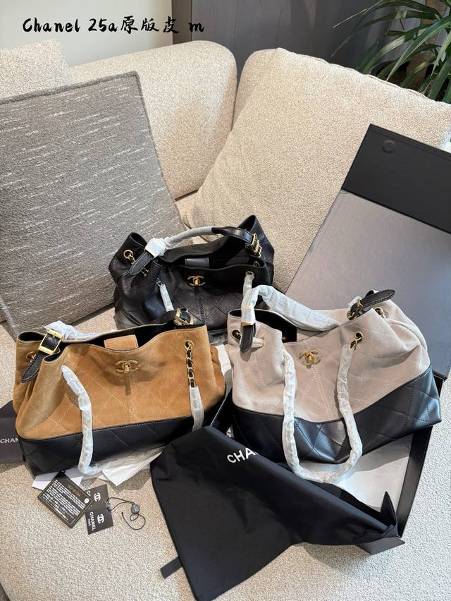 今期Chanel終於出爆款了... 剛 上新的Chanel手工房系列中最熱度最高的應是包包了;特別是掠皮小牛皮的大包包了 說真的今期的包包款是特別多,拼皮的話灰