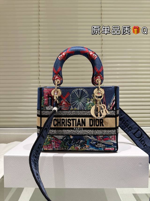 复刻版 原版布 Dior Lady D-Lite刺绣包明星同款 刺绣戴妃配斜挎带 D家最具有代表性的包包,拥有众多的粉丝~D家 Lady D-Lite～诞生于2