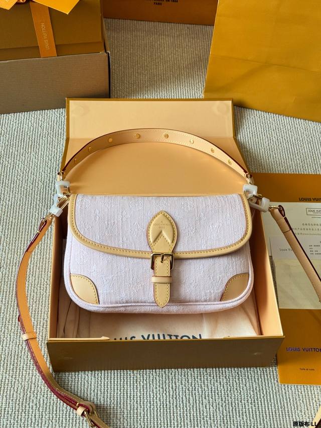 原版布 牛仔 Lv Louis Vuitton ｜牛仔Diane法棍包 Lv法棍Diane绝绝子 上身复古又舒服 设计灵感来自于中古包Sologne 两条肩带