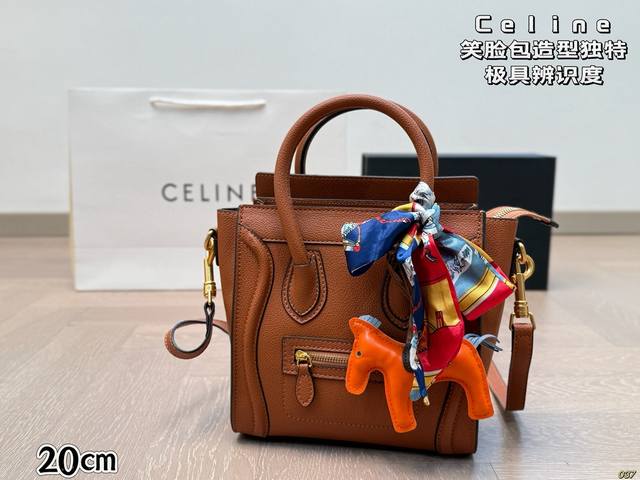 作为造型独特、极具辨识度的包包， Celine赛琳 笑脸包 无疑凭借其囧脸造型赢得众多关注。 Celine凭借这款笑脸包冲出欧洲，一跃成为一时最火的品牌。尺寸小