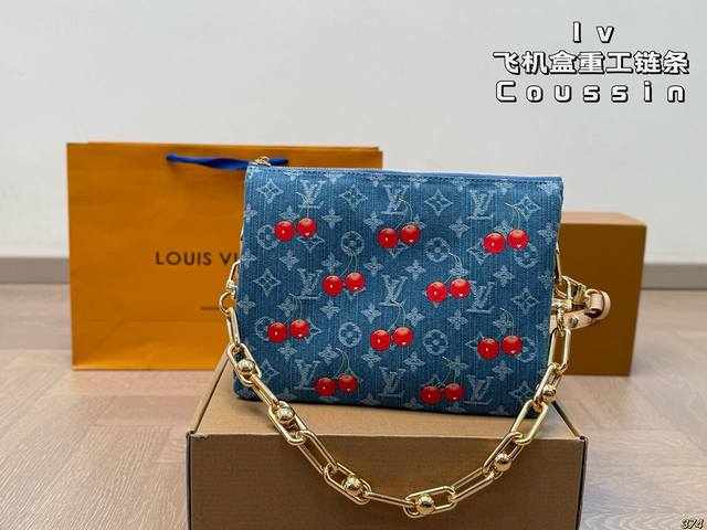 飞机盒重工链条 Lv路易威登Coussin手袋抱枕包 包如其名像只柔软可爱的小坐垫，低调复古 大气又时髦！有被它酷到！！ 多种背法，搭配率很高的一只～ 尺寸27