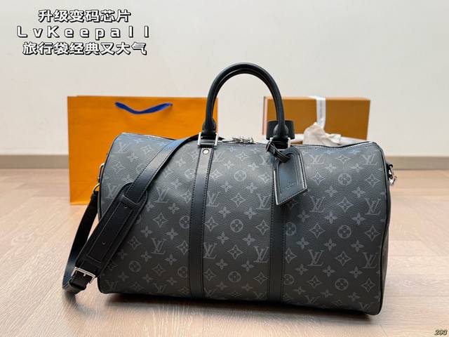 升级变码芯片 Lv路易威登新款Keepall旅行袋 外观既经典又大气，超酷的一只包 搭配行李箱适合旅行，男女通用～ 容量超大非常实用，简单搭配就很 尺寸45 2