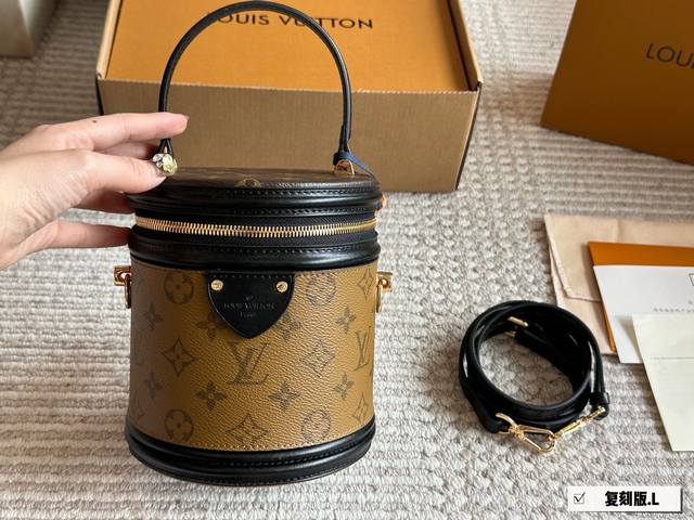 Lv Canne 发家致富第一-步■入个Lv发财桶使用率100%的这款Lv圆桶 容量真的巨巨巨大++ 手机 粉饼 卡包都塞得下 怪不得总有人说它是“饭桶”品 包
