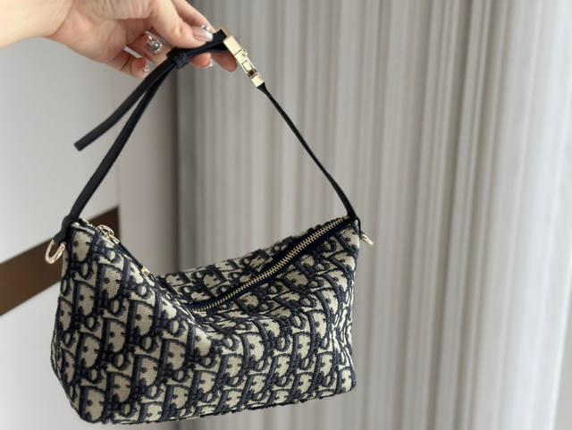 配盒 Size：22*14Cm D家 Nomad可爱的饭盒包 背出去被夸爆的Hobo饭盒包 牛皮腋下肩带是赠送的！ 可以实现一包多用啦 可手提也可腋下背不香嘛