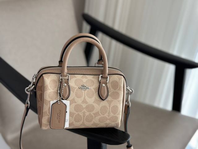 全套包装 Size：18*12Cm C家 23Ss枕头包 新品 超级可爱的迷你波士顿 经典的小号的 Size 小小的身体，大大的容量！ 渠道货很难得哦！ 搜索C