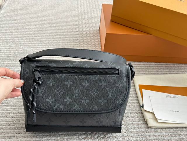 配盒 Size:24*17Cm L家 2025新款 百搭黑灰色入手了个男包 性价比真的很高 日常出街很够用,大小刚好 可拎可斜挎,肩带的宽度也很Nice 配盒 Size:24*17Cm L家 2025新款 百搭黑灰色入手了个男包 性价比真的很高 日常出街很够用,大小刚好 可拎可斜挎,肩带的宽度也很Nice