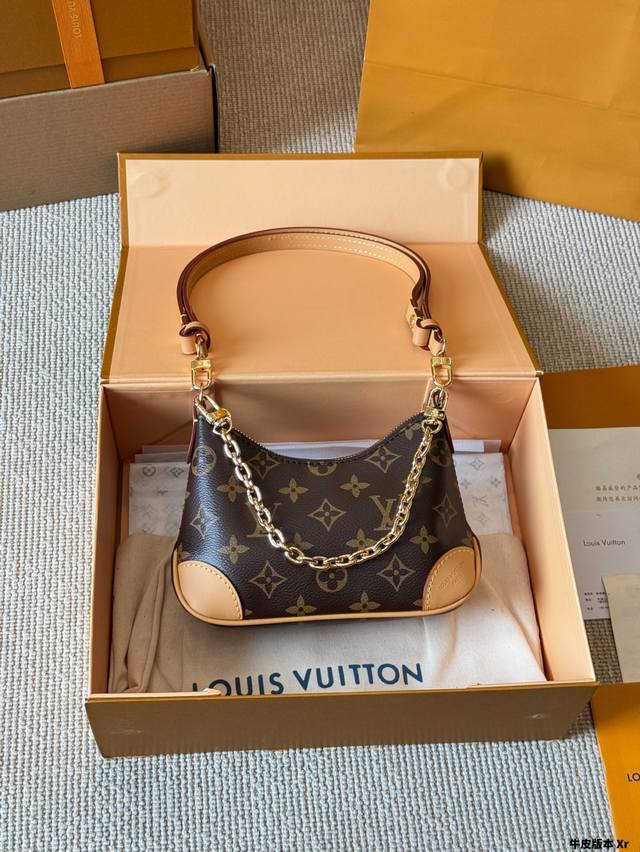 牛皮版本 Mini Lv Boulogne邮差包 牛角包 新款的 Boulogne Size 对比之前小了，但完全不影响它的容量。设计上多加了金色链条 发8，增