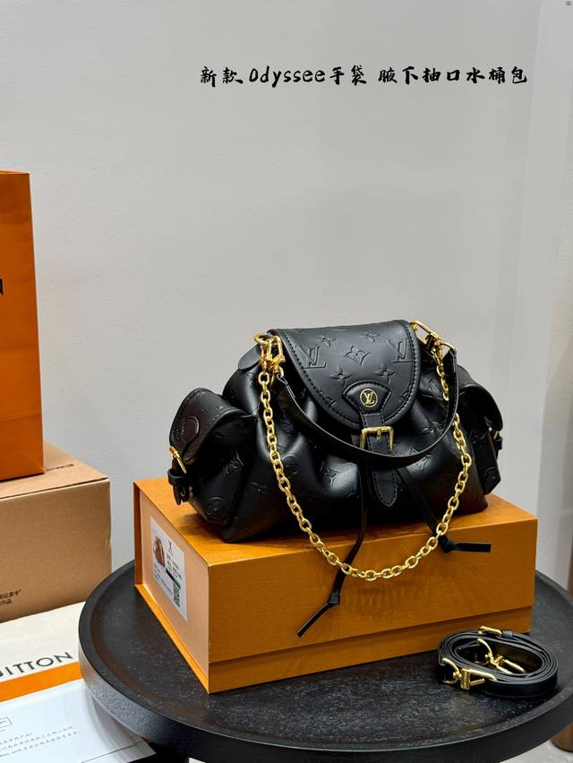 礼盒 尺寸24*17Cm Lv 新款Odyssee手袋浮雕款水桶腋下包 抽绳水桶Lv家经典款之一 别看它花里胡哨，上身真的绝绝子 色彩搭配很出挑，一点都不会单调