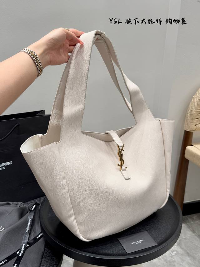 Ysl圣罗兰 Tote 今年真的有狠狠Get到大包圣罗兰新款鹿皮书容量超大，可以轻松装下13寸Macbook~包内会有两根肩带,交叉后可以变成可爱的小篮子另外包