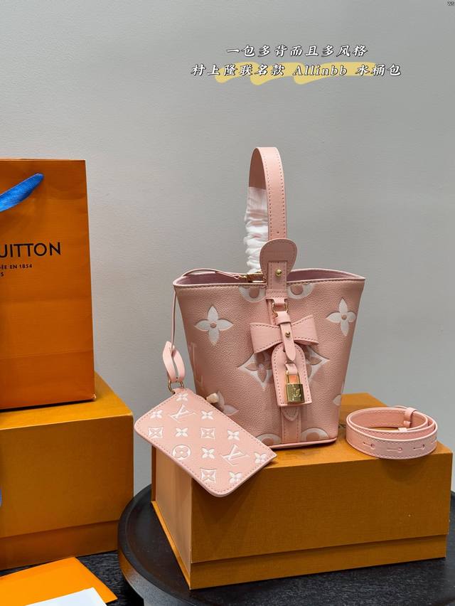 礼盒包装 Size：17*18Cm Lv 村上隆联名款白三彩 25最值得入的压花Allinbb 水桶包 一包多背而且风格也很不一样 感觉秋冬比较适合斜挎 春夏可