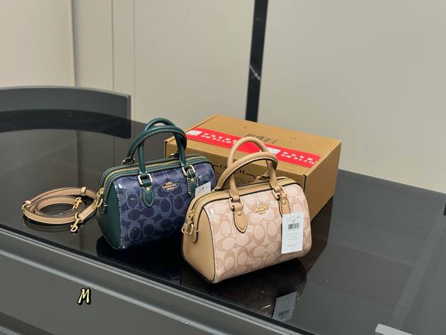 全套包装 Size：18*12Cm 蔻驰 迷你枕头包 新品 超级可爱的迷你波士顿 经典的小号的 Size 小小的身体，大大的容量！ 渠道货很难得哦！ 搜索Coa