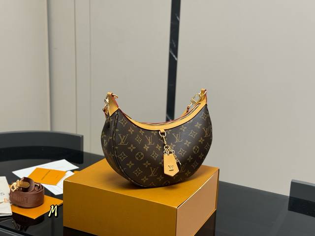 配折叠盒 尺寸：28.16Cm Lv新款月亮包 月牙包！弯弯的好可爱！ 时尚是一个轮回 原版钢五金！ 如今它更加有型 手提腋下斜挎