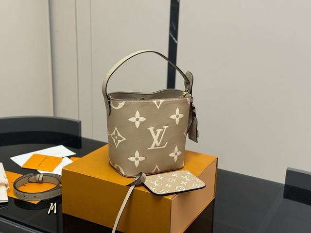 配折叠盒 Lv中古包又一位当红炸子鸡来咯 一只看似中古中矩却又有点标新立异的包。 水桶包 尺寸:18.17Cm