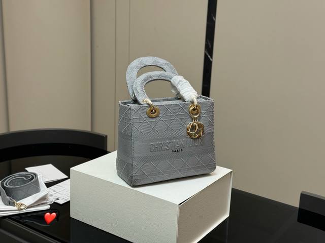 配折叠盒 Size:24*20Cm 迪奥 刺绣戴妃包 现代休闲且优雅 刺绣宽肩带 特别!特别!!! 配折叠盒 Size:24*20Cm 迪奥 刺绣戴妃包 现代休闲且优雅 刺绣宽肩带 特别!特别!!!