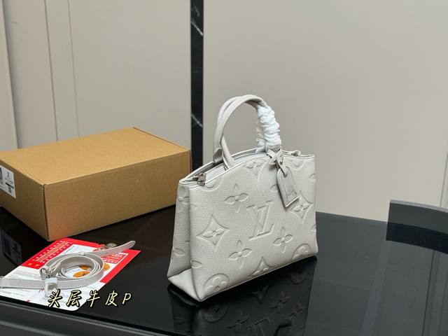 配折叠盒飞机盒 Lv黑色软粒面牛皮手提单肩包 纯黑色又酷又飒 低调百搭压纹软粒面牛皮材质 质感无敌附手提单肩斜挎 可休闲可正式容量大 随意搭配调节长短肩带 尺寸