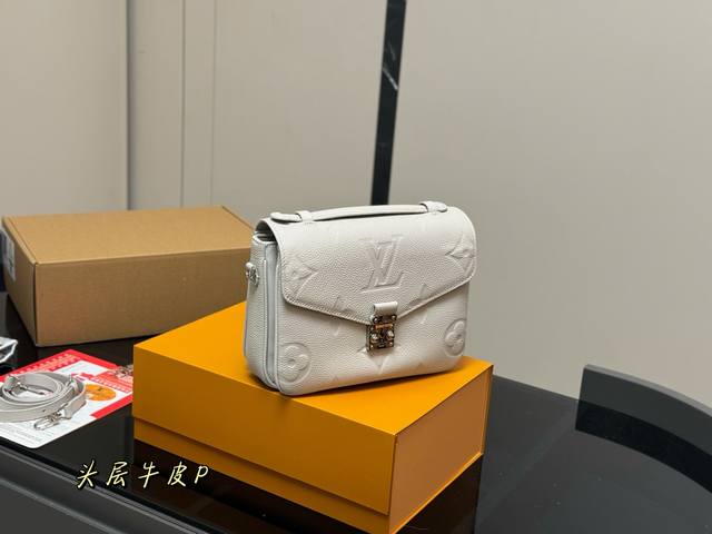配折叠盒飞机盒 Size：25Cm Lv 牛皮品质邮差包 升级钢五金 经典邮差 每一年这个季节都要推一下！ 因为它太经典！太好看！