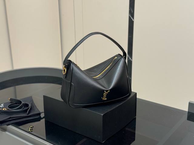 折叠盒 Camera Supple Bag_圣罗兰饭盒包 这款手袋是一款宽敞的肩包，带有牛皮革底座和柔软的包身。采用纳帕牛皮革制成，拉链封口，设计感满满的吊床造