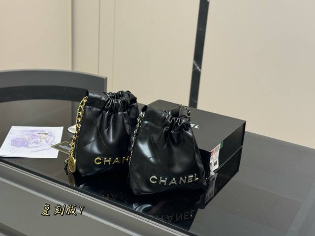配折叠盒 Size：20*20Cm 香奈儿 迷你22Bag 缩小版22Bag显得格外的俏皮可爱， 依旧是小牛皮材质， 柔软而轻盈！ 搜索 垃圾袋 Mini