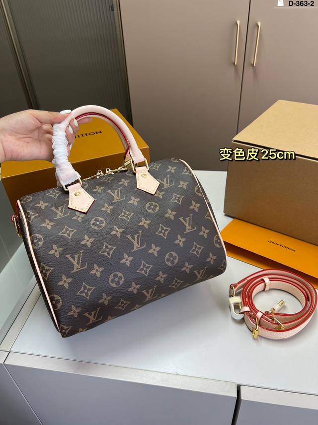 Lv路易斯威登枕头包 经典系列 时尚百搭独特的艺术气息 颜值高 日常出街首选 D-363-2尺寸25×19折叠盒飞机盒