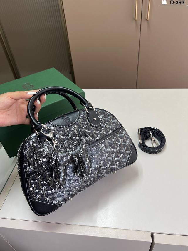 Goyard 戈雅代表性的包款 保龄球包！ 手机，口红，卡包，粉饼，钥匙都能放，非常实用！不大不小够我用 D-393尺寸26×16配盒