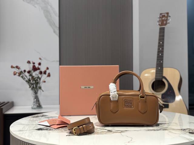 升级版本！配礼盒 23*11Cm Miumiu保龄球 公文包 包包甜度刚好！ 很难不爱啊啊！ 可手拎也可斜挎 绝对不是小废包哦容量足足的~~ 出场就是Miumi