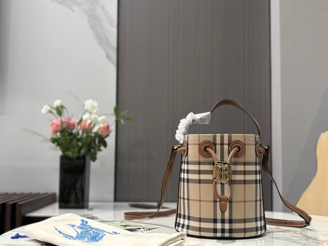 巴宝莉 Size:17.18 Burberry Tb水桶包 高品质哦! 腋下 巴宝莉 Size:17.18 Burberry Tb水桶包 高品质哦! 腋下