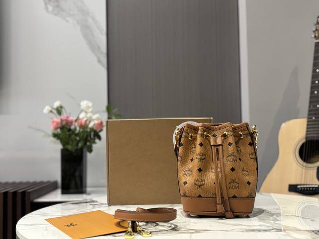 配飞机盒 Mcm ｜水桶包｜新款 Mcm款新还可以斜挎哦， 原单！青岛！ 超洋气一的款。 小包包 大容量 喜欢的自留款 尺寸 :16.20Cm