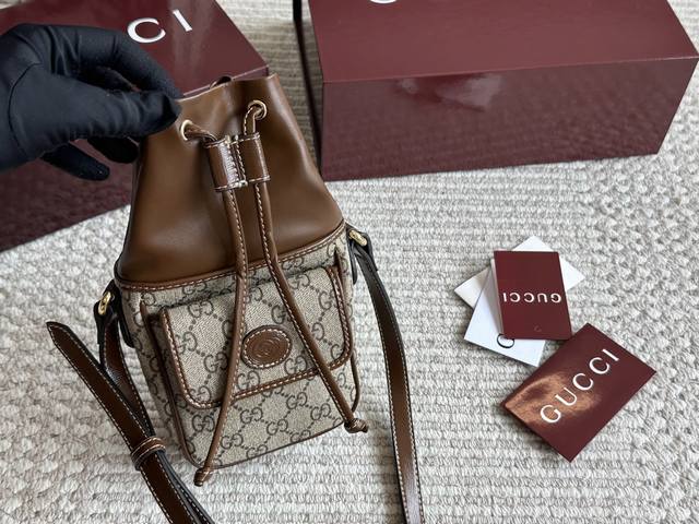 配折叠盒 尺寸11.44 古驰Gucci Mini抽绳水桶包 独特造型 巨吸睛 时尚百搭 上身又A又飒迷你水桶包是小皮具配饰中的一款力作，饰有精致的标识细节，可