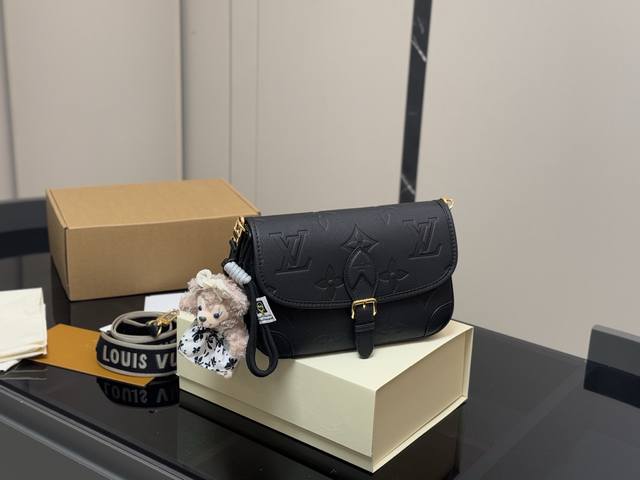 配折叠盒飞机盒 Lv法棍包穿搭也太好看了吧 双肩带的配置复古的气质 带着时尚感搭配起来 毫不违和并且肩带可以分开使用四舍五入等于两个包包Hhh并且这款融合了 尺