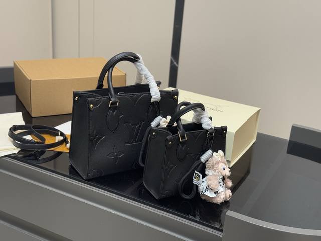 Size：25Cm 20Cm Lv Onthego牛皮购物袋 有隐藏的背带设计， 可单肩～可手提 搜索 Lv Onthego丛林购物袋 配折叠盒飞机盒