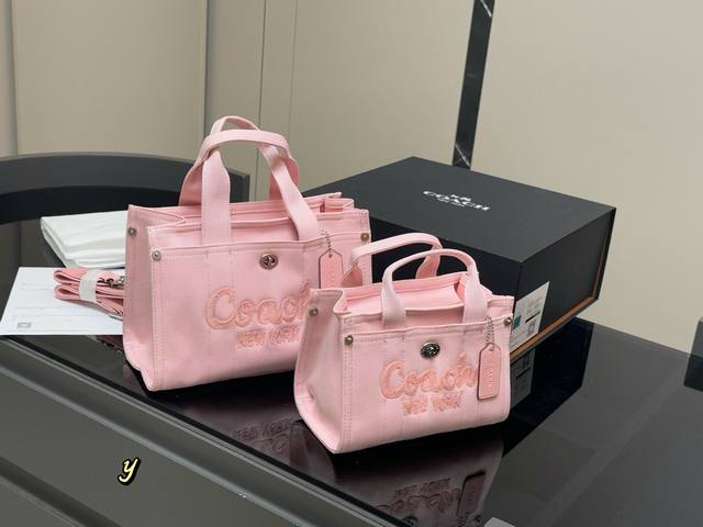 配盒 Coach 蔻驰 Cargo Tote 单宁牛仔托特包 千呼万唤的牛仔系列终于来噜～ 对牛仔真的毫无抵抗力 自己搭配小挂件会更Q 尺寸:20.15Cm 2