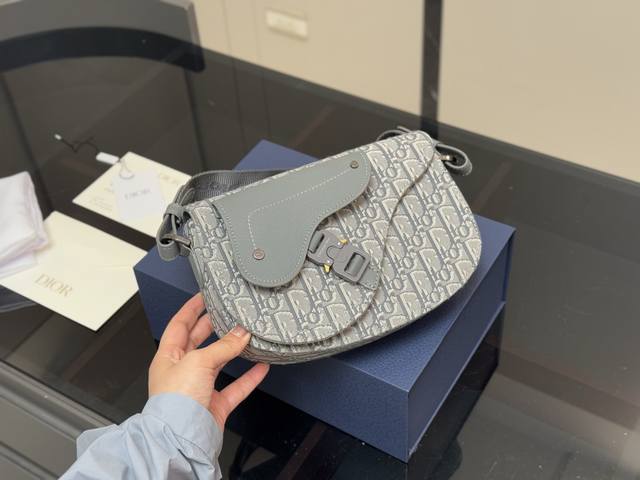 配盒 Size：23.16Cm 迪奥 Homme 老花邮差包 实在帅La ～ 简单有质感的设计 实用又很高级