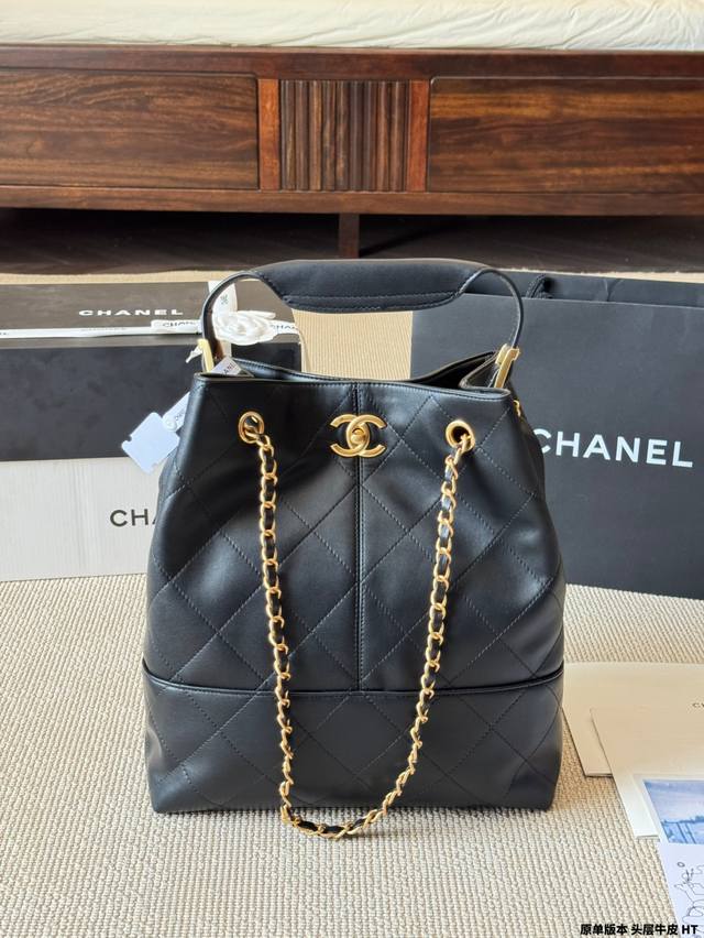 顶级原单 牛皮 高级手工坊 水桶包 手工坊杭州大秀的焦点爆款经典与创新交织的杰作 灵感来自香奈儿女士的乌木漆面屏风；标志性菱格纹 、邂逅独特拼色的设计 材质的碰