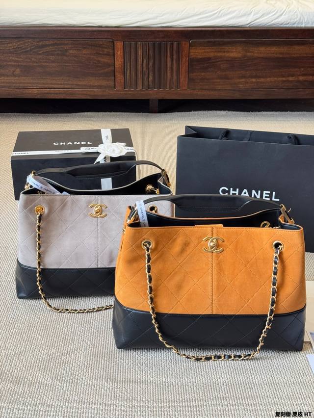 顶级原单 麂皮 高级手工坊 水桶包 手工坊杭州大秀的焦点爆款经典与创新交织的杰作 灵感来自香奈儿女士的乌木漆面屏风；标志性菱格纹 、邂逅独特拼色的设计 材质的碰