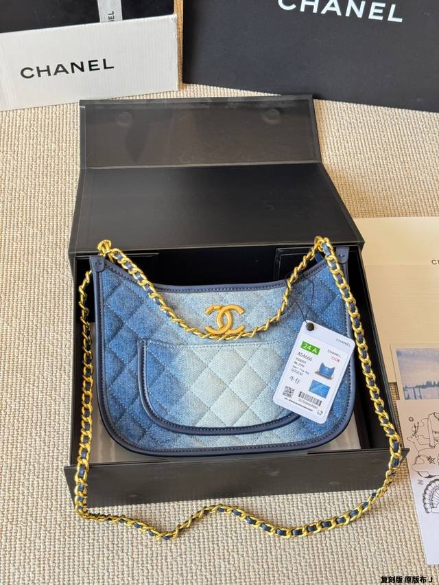 原版布 香奈儿24S 丹宁渐变牛仔Hobo嬉皮包 牛仔+双C金扣的反差美学 水洗浅蓝丹宁布自带做旧磨白纹理，复古慵懒感拉满！但金属双C扣和菱格绗缝瞬间注入贵气，
