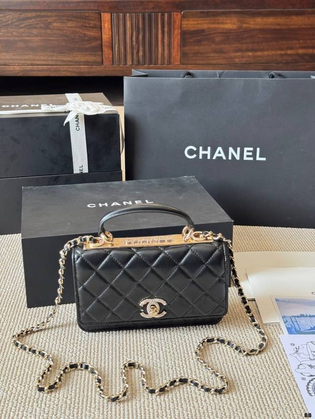 Chanel Woc 钻扣手提包 慵懒随性又好背 上身满满的惊喜 高级慵懒又随性 彻底心动的一只 Size：19 12Cm