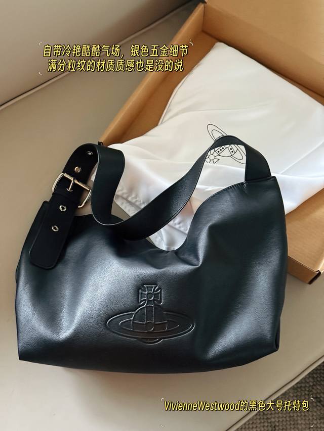 配盒 Size：37*33Cm 最近的战利品 Viviennewestwood的黑色大号托特包 自带冷艳酷酷气场，银色五金细节也是满分粒纹牛皮的材质质感也是没的