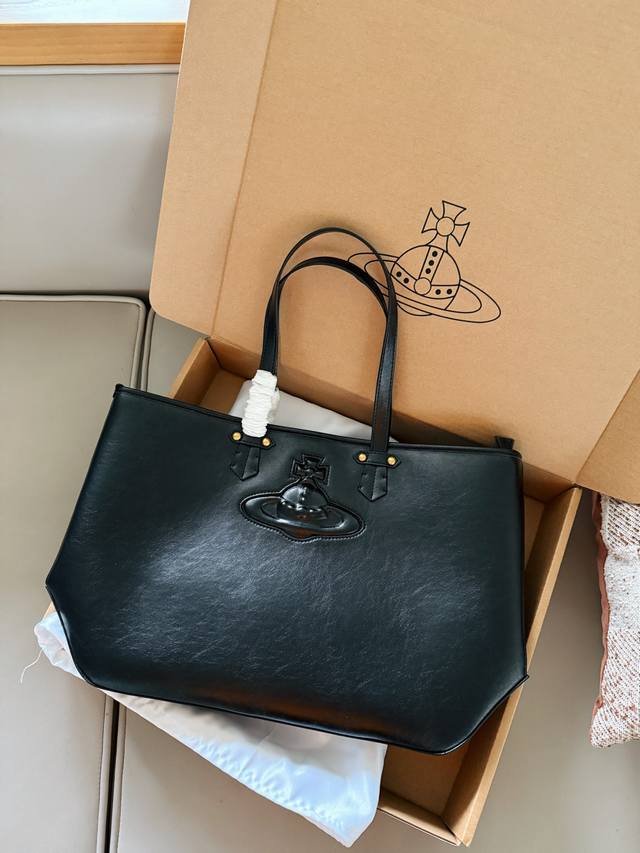 配盒 Size:45*30Cm 最近的战利品 Viviennewestwood的黑色大号托特包 上身自带冷艳酷酷气场 西太后 购物袋 配盒 Size:45*30Cm 最近的战利品 Viviennewestwood的黑色大号托特包 上身自带冷艳酷酷气场 西太后 购物袋