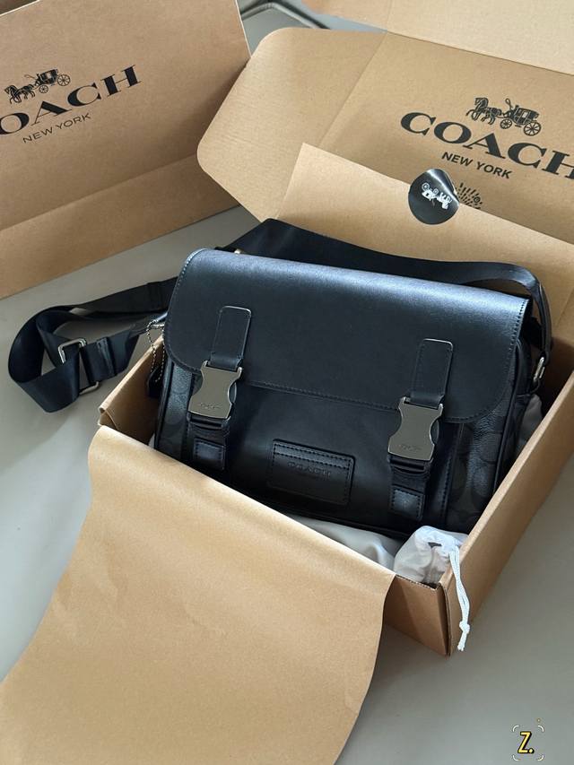 配盒 Size：27*20Cm C家最好看的男士挎 差包 必买强烈推荐 男士Track翻盖双卡扣公文包单肩斜挎包！ 好看又好用哦！