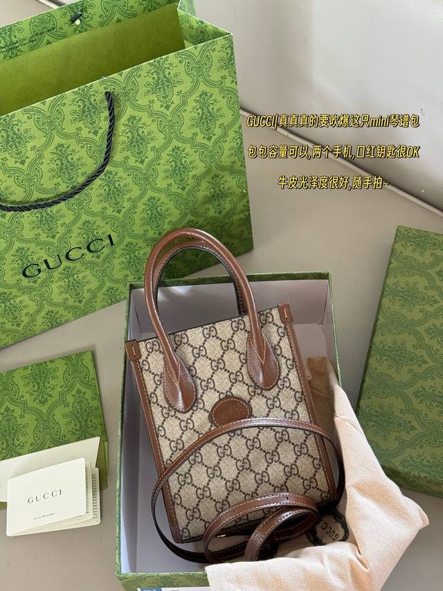 配盒 复刻版 Size：16*20Cm Gg Mini Tote 琴谱包 又可以买包包啦！ 经典双G花纹 很有气质的感觉！！ 男女通用！又飒又A！