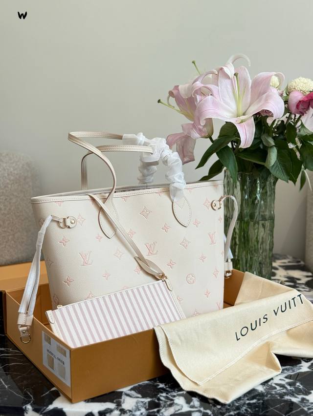 Lv新品首发美到窒息直接封神害 姐妹们快捂住钱包这次Lv设计师绝对 开挂了，每款都美到想All In 唯[Neverfull]经典中的顶流 新配色实在是太绝了通