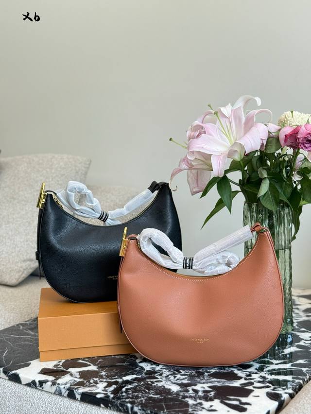 路易威登新款月亮包 Low Key系列推出了新款式，主打低调奢华的您可以考虑一下。Capucines亦到了2个新的Gm尺寸，行政人员必备之选。另外老花都到了一个