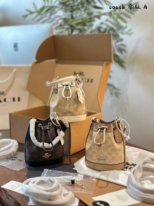 Coach新款Dempsey迷你水桶 L A91755 #出街最爱的包包#美包分享#时髦#时髦单品取配有宽肩带~可以手提可以 斜挎。抽绳闭合便于日常使用。尺寸约