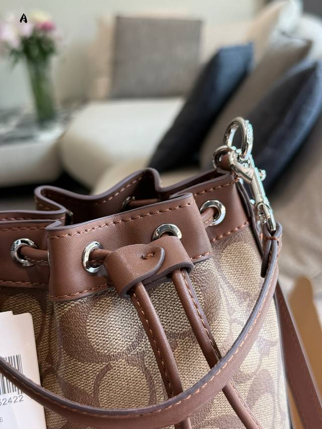 蔻驰雪花Mini来换个肩带换个心情 亲们，来感受一下我们独家改造的蔻驰水桶包肩带设一款迷人的可调节斜挎肩带，宛若雪地中的精灵，浪漫至极的Coach雪花迷你款。