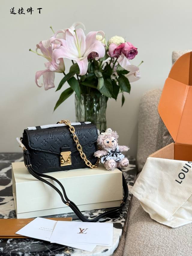 送挂件 又被我挖到宝了 Iv 新款小邮差 Louis Vuitton Metis , East West小邮差 -见钟情系列R经典黑花Sobalck 3Way背