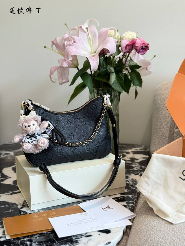 送挂件 Lv 2025新款黑色全皮牛角包 2 超火的牛角包 很多人都比较介意老花款底部的两个边角新款黑色的完美的避免了这个问题 金属链条也改成了皮穿链。更优雅精