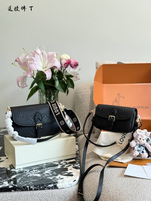 法棍压花 配挂件 本款Diane手袋取材路易威登经典Monogram Empreinte压纹皮革，将品牌标识织入可拆卸宽幅提花肩带，在可拆卸皮革肩背带之外再添斜